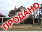 Рядом пруд и сосновый лес